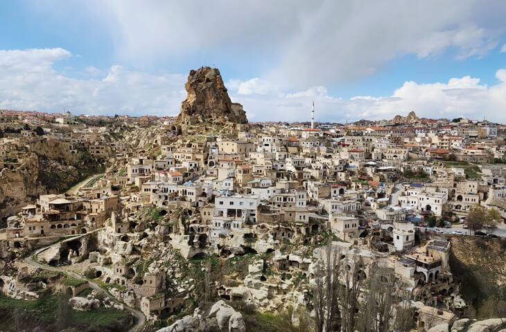 Ortahisar Kapadokya manzarası; Ortahisar Kalesi, taş evler ve kaya oyma yapılarla birlikte panoramik kasaba görünümü